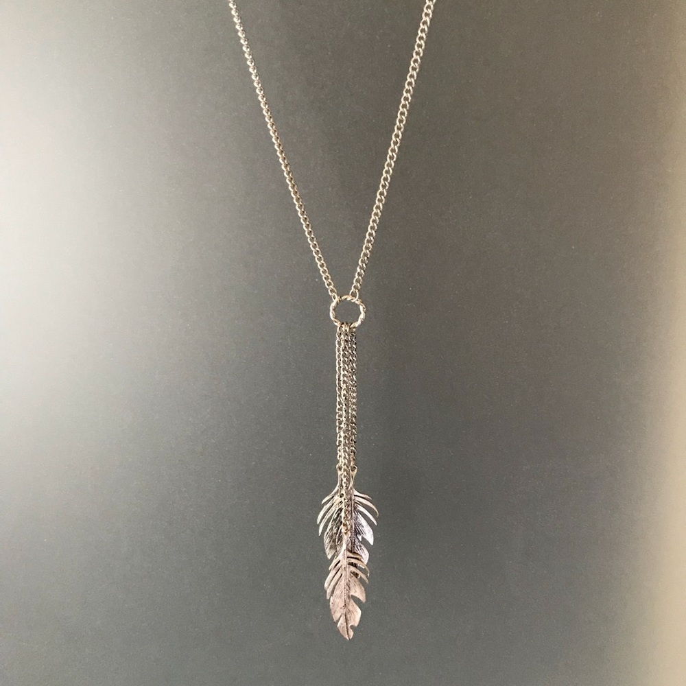 Three leaf long necklace